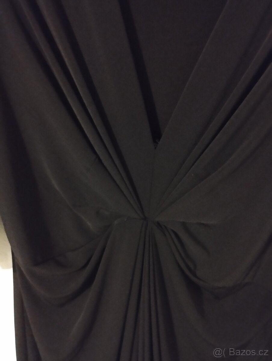 Krásné černé šaty s řasením - 4