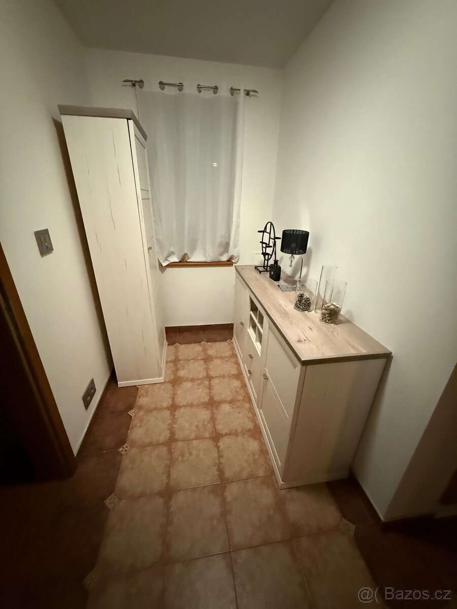 Prodám nábytek do předsíně a chodby - 4