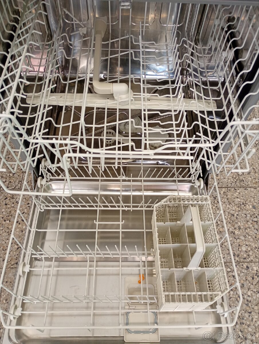 Myčka nádobí Miele vestavná - 4