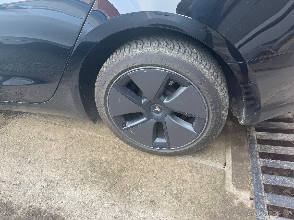 Tesla model 3 poklice - 4