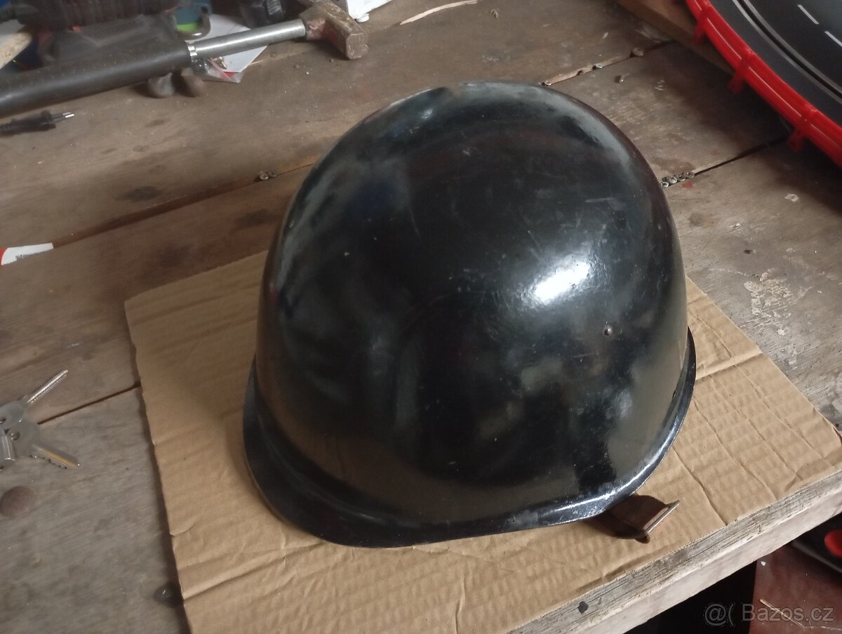 Stará plechová přilba, helma asi vojenská, nebo hasičská - 4