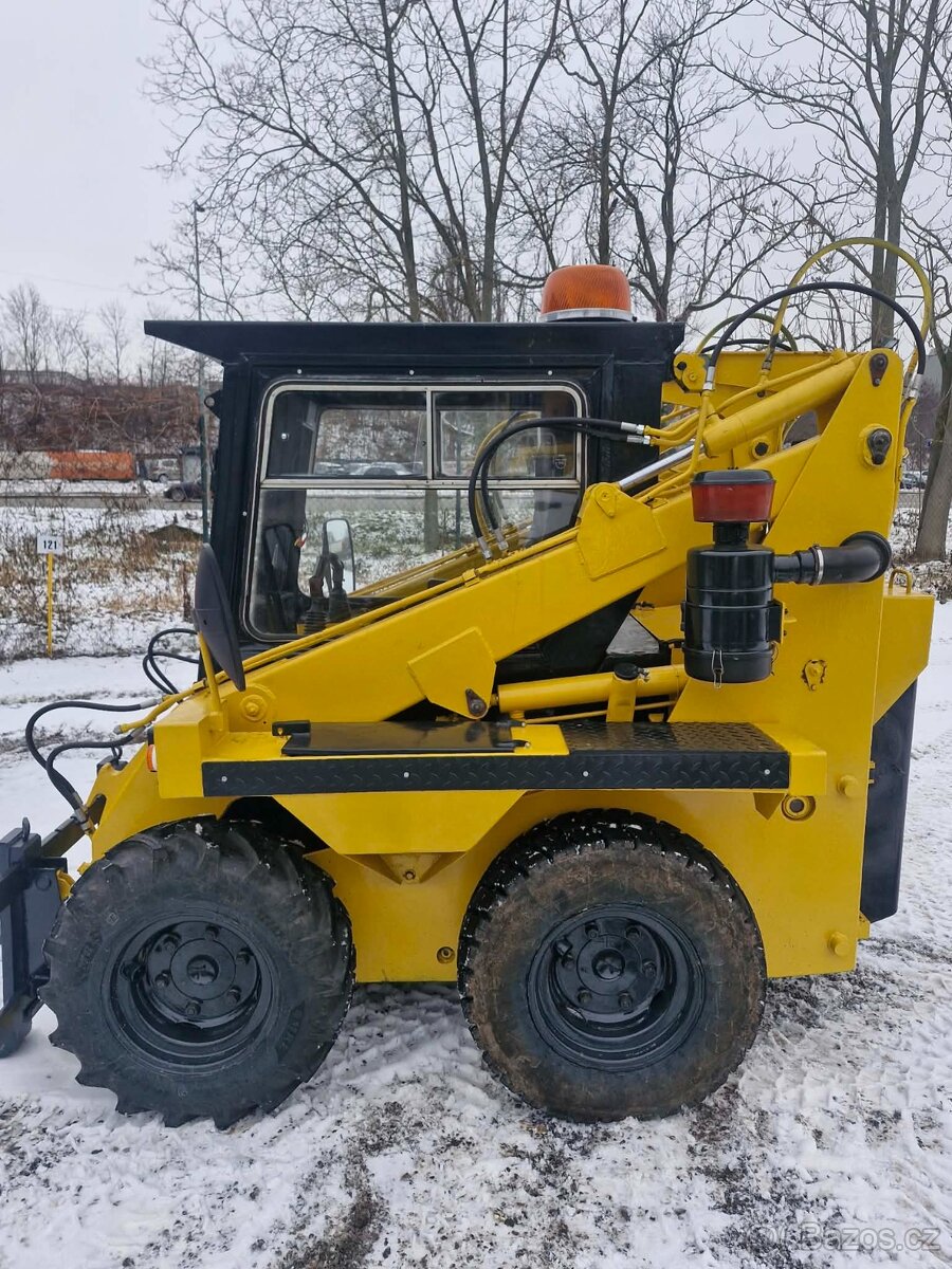 UNC 060 - Smykový nakladač - 4