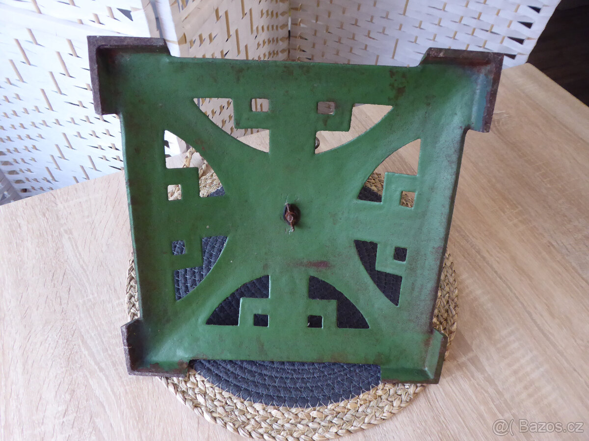 Litinový stojan na vánoční stromek - 4