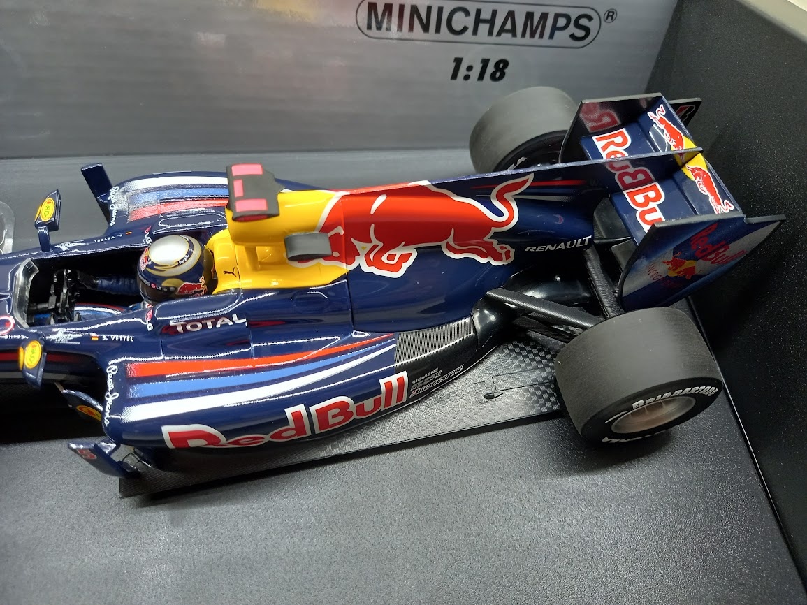 2X F1 RED BULL RB6 2010 a RB7 2011 VETTEL MINICHAMPS 1:18 - 4