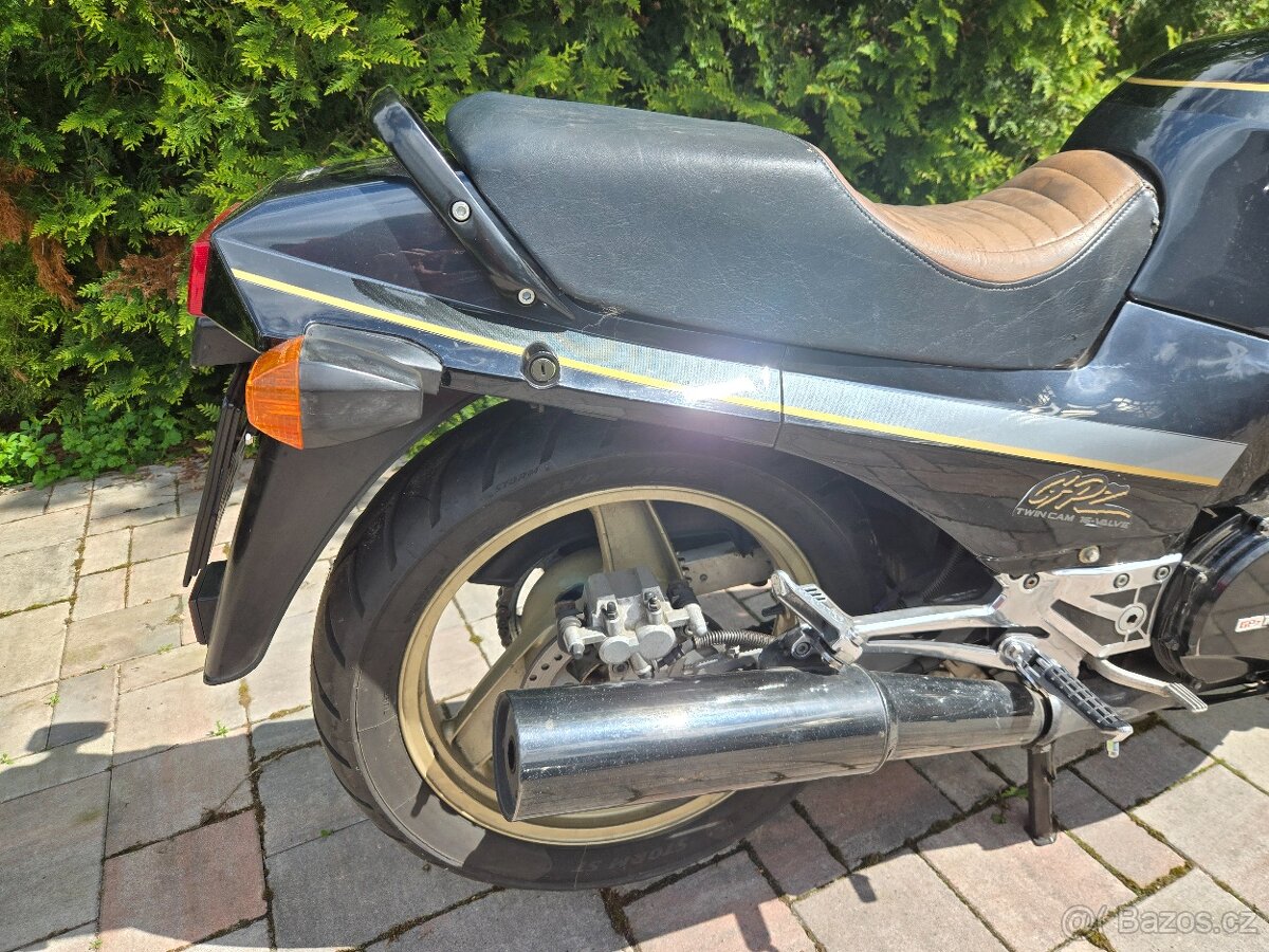 Kawasaki GPZ 900 R - 4