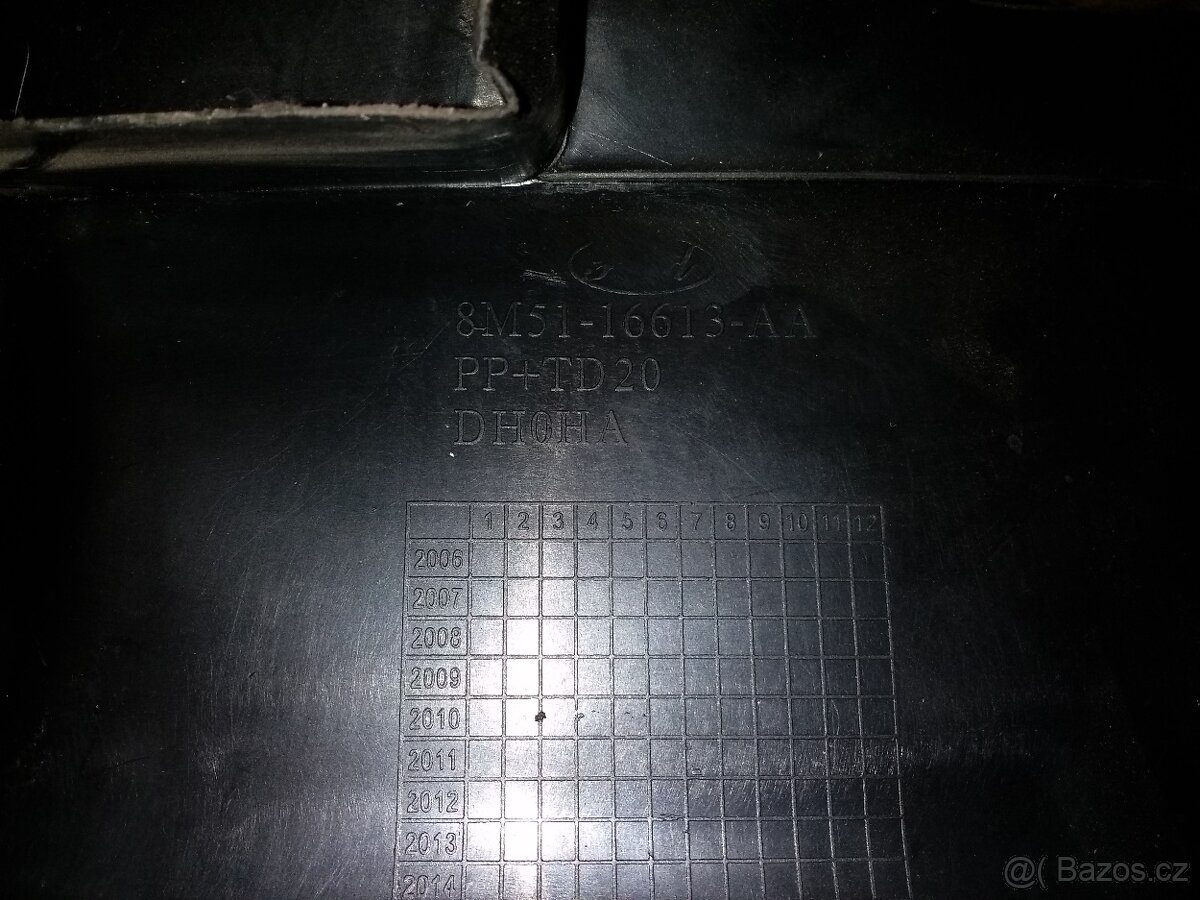 Prodám plast předního čela mezi světla focus II - 4