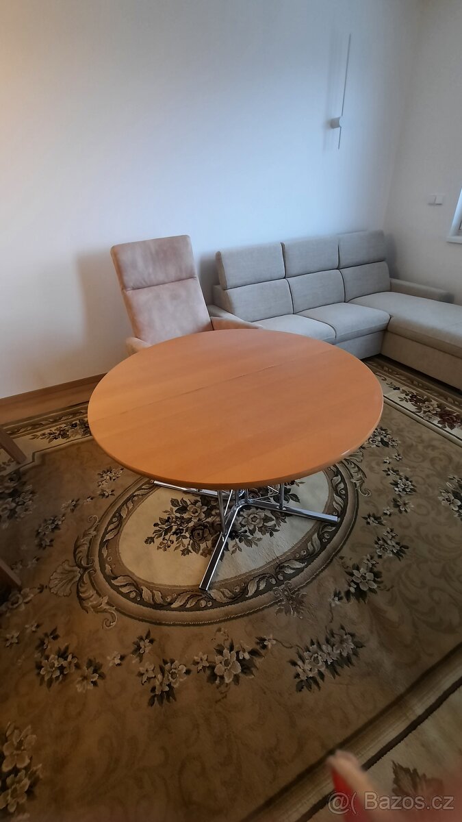 Světlý kulatý rozkládací jídelní stůl - 4