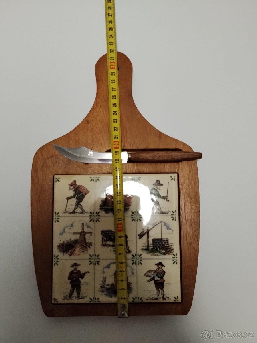 Ozdobné prkénko s malovanou kachlí. - 4