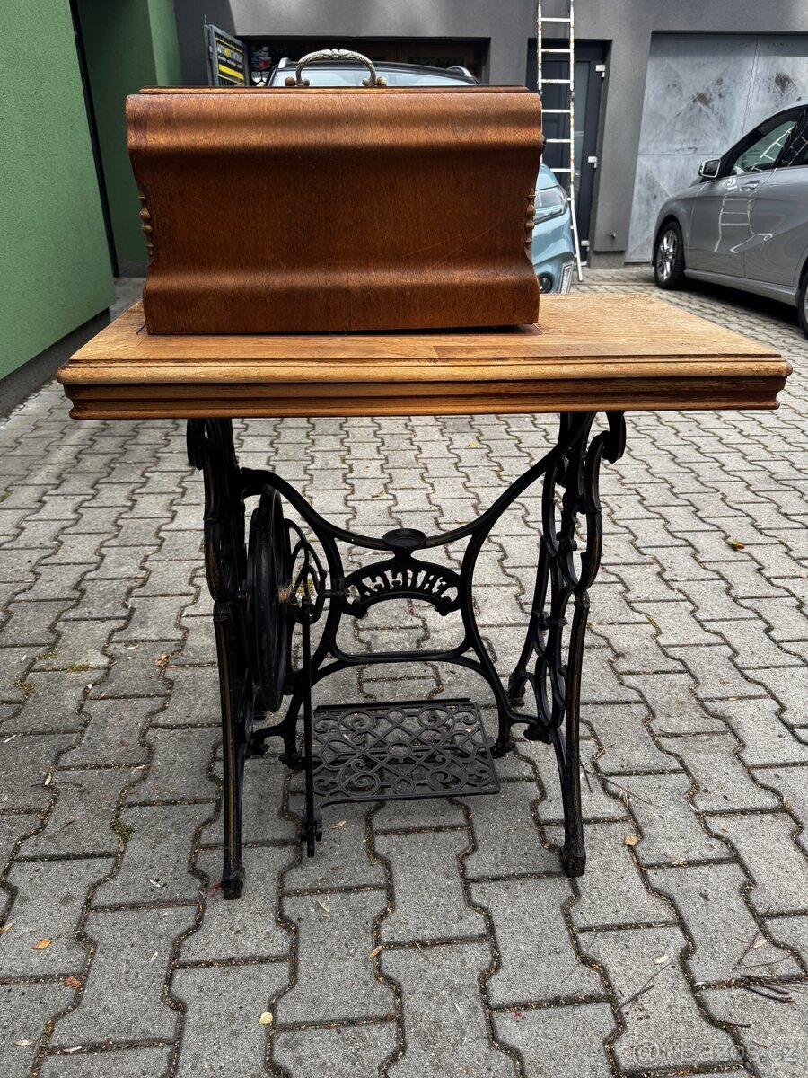 Starožitný šlapací stroj Frigga - 4