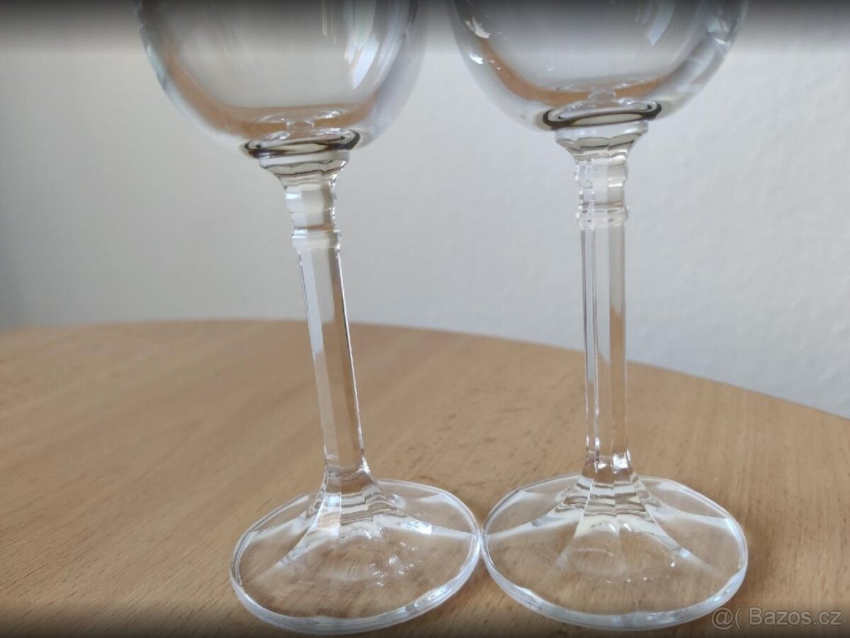 dvě tenkostěnné šampusky s lovec. motivem po r. 2000 - 4