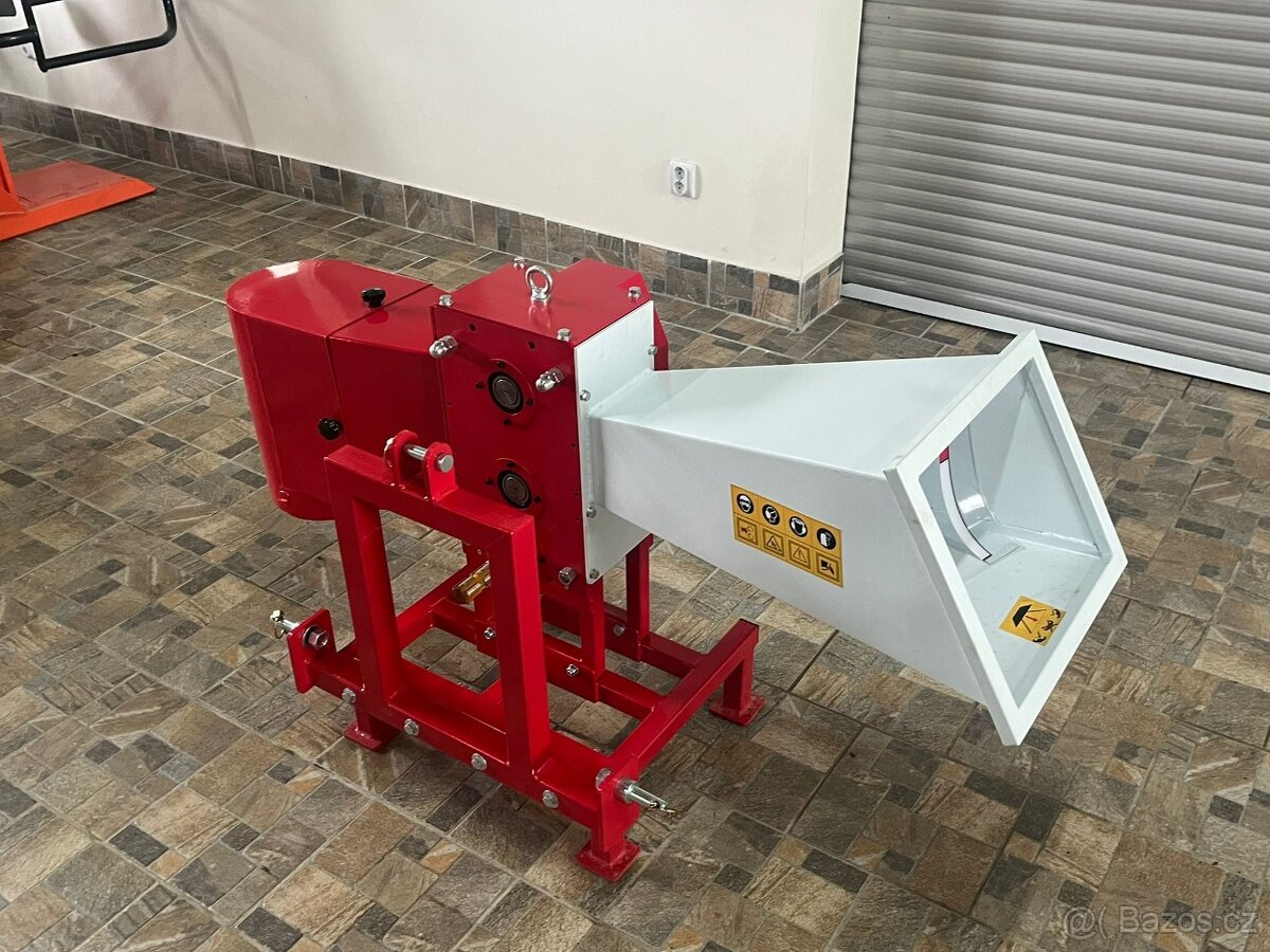 Traktorový špalíkovač a drtič větví PORTOS 03T - 4