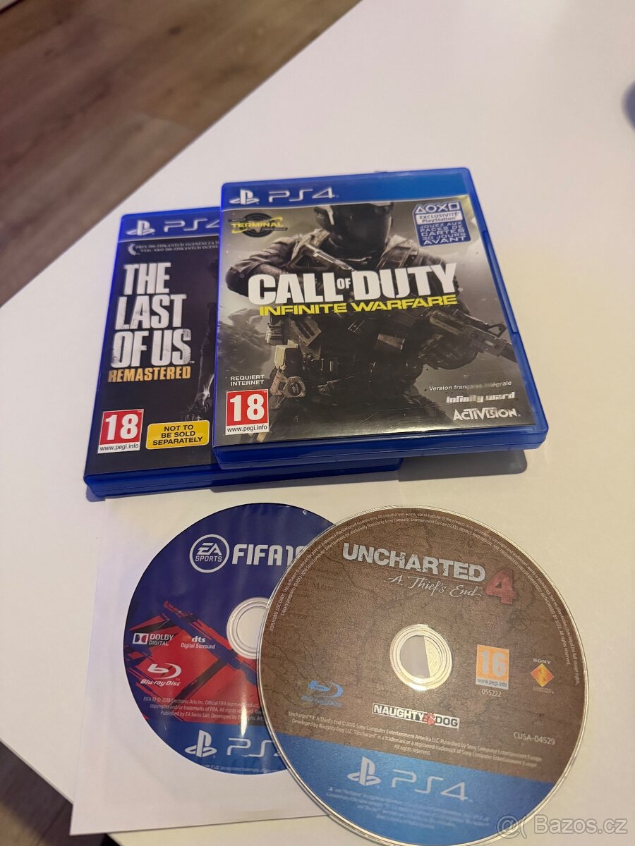 PlayStation 4 + 2 ovladače + 1 hra + kabeláž - 4
