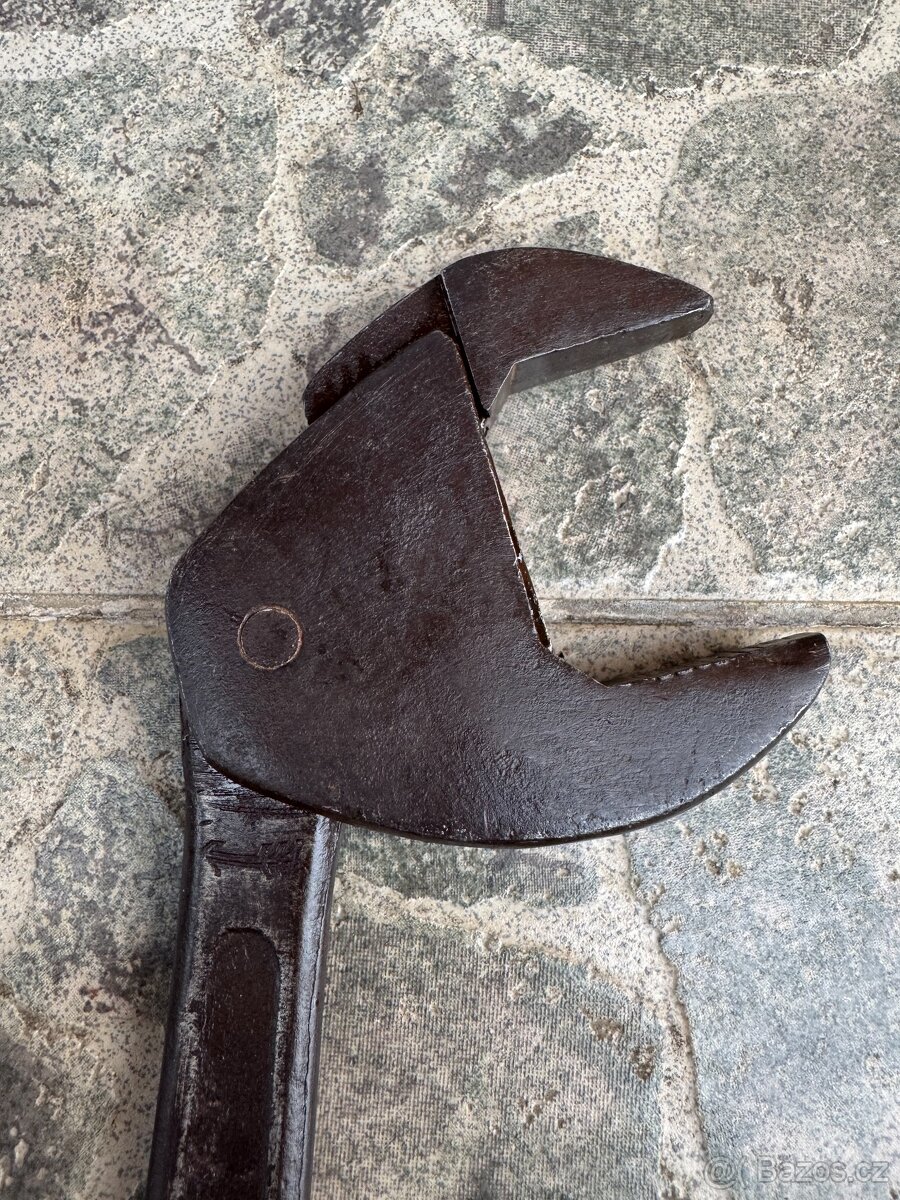 Starý samosvorný klíč - hasák a starou ruční vrtačku - 4