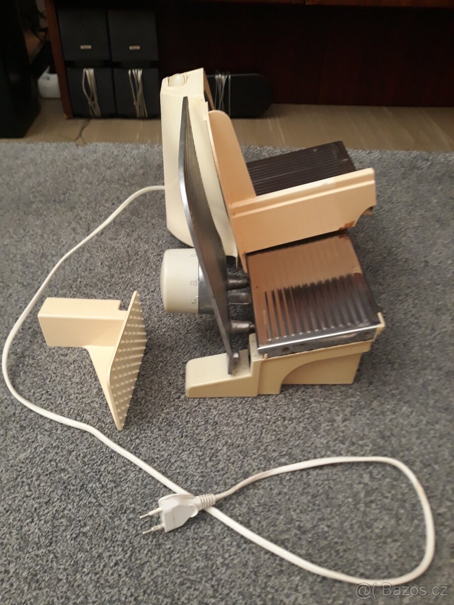 ELEKTRICKÝ KRAJEČ ZN. ZELMER, KOVOVÝ 220 V. - 4