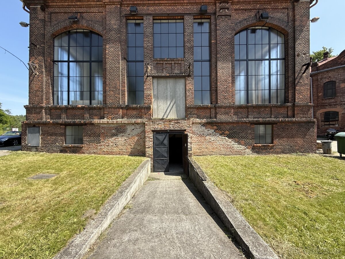 Výrobní nebo skladovací prostory k pronájmu v přízemí haly v - 4