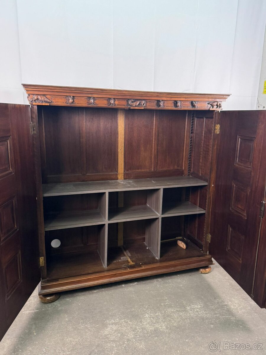 Starožitná vyřezávaná skříň (135030) - 4