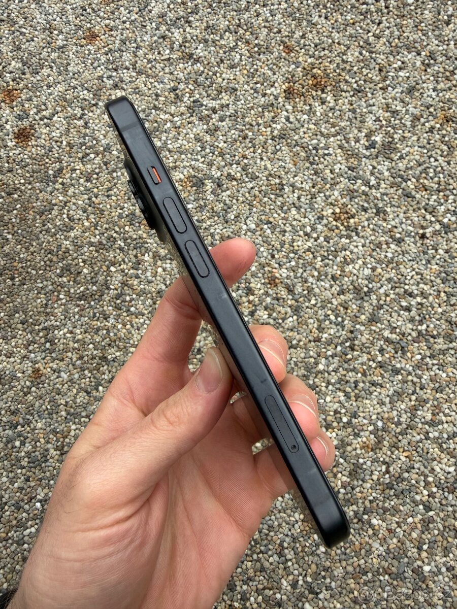 IPhone 15 - baterie 92% - 4