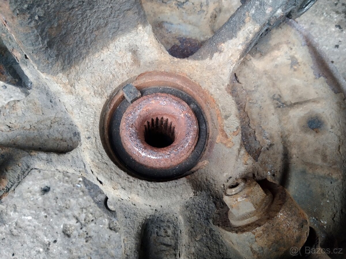 Škoda Fabia 1 junior pravá těhlice malý průměr poloosy - 4