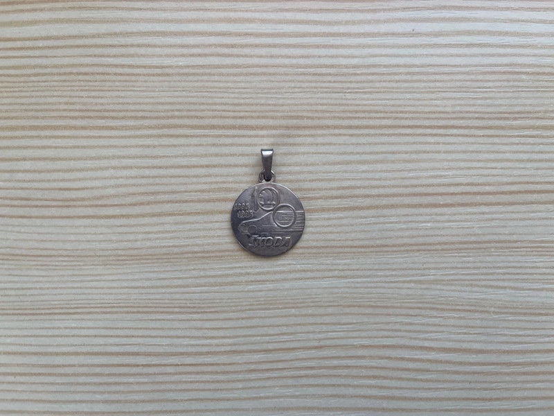 Stříbrný řetízek s přívěskem Škoda (1895-1995) - 4