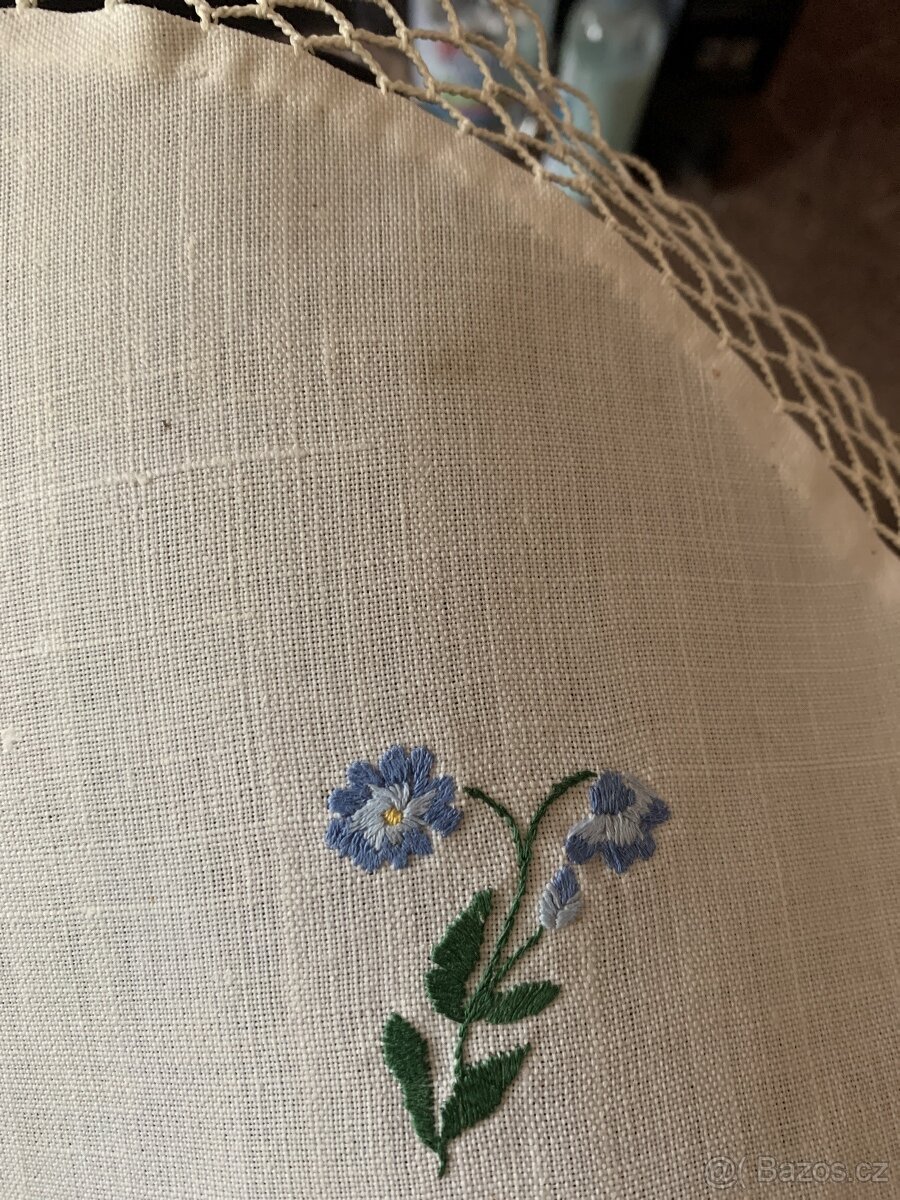 Sada starých ručně vyšívaných deček na chalupu - 4