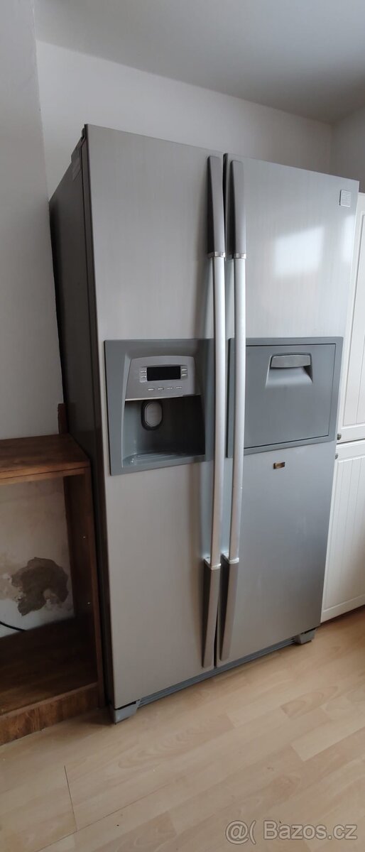 Side-by-Side lednička s mrazákem a dávkovačem vody/ledu - 4