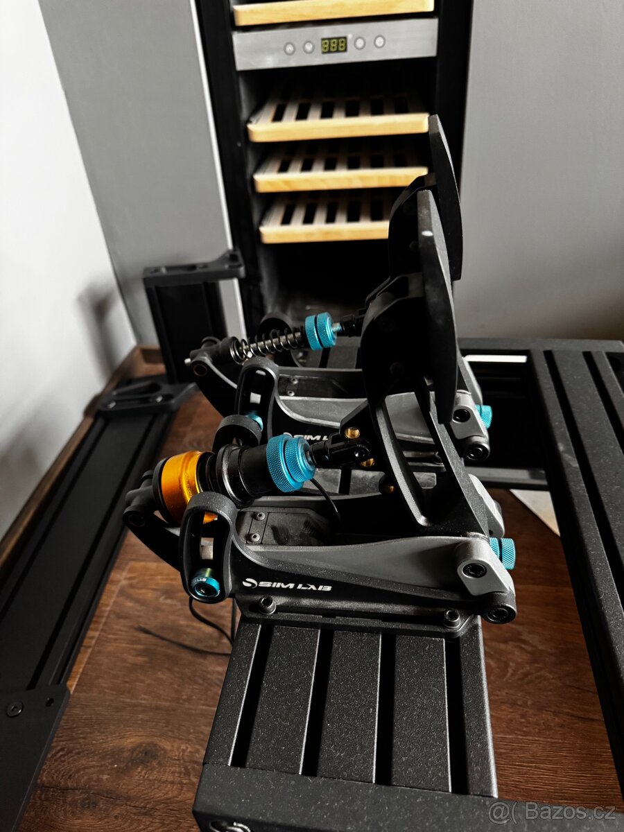 Sim-racing simulátor na prodej – TOP stav, profi komponenty - 4