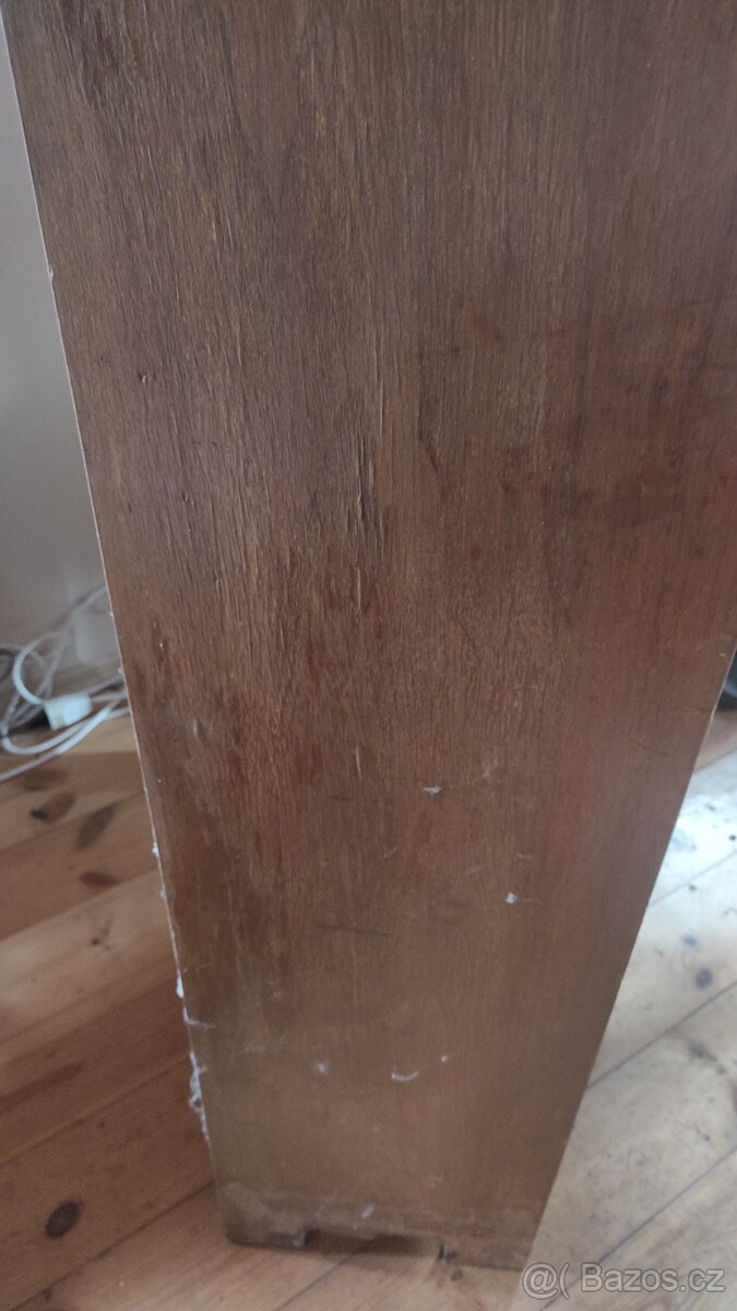 Stará prosklená skříňka - 4