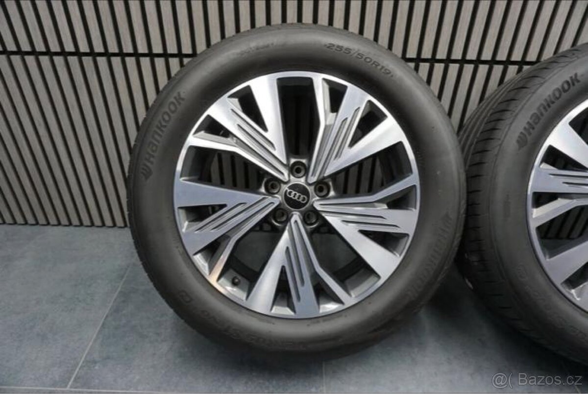 ORIGINÁLNÍ ALU SADA Q4 E-TRON R19 - 4