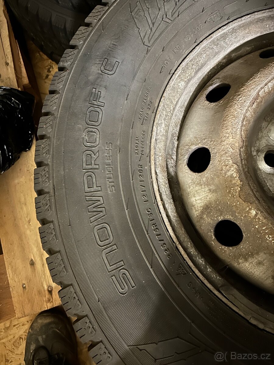 Prodám sadu zimních kol Nokian 225/75 R16 C - 4