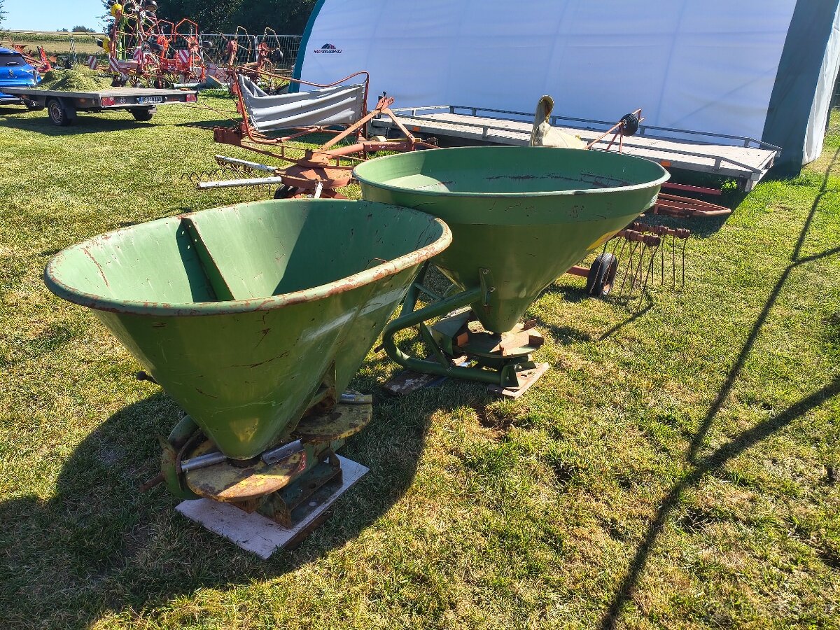 Práškovač Amazone 300 kg dva talíře - 4