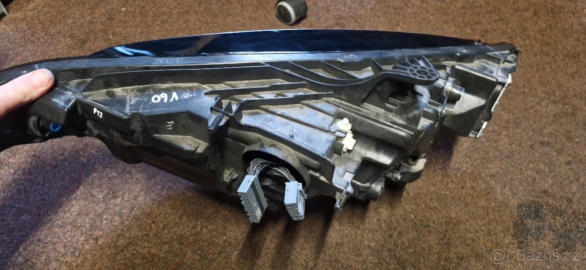 Prave predni svetlo volvo s60 v60 treti generace - 4