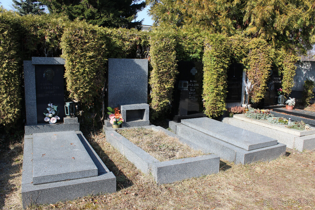 Hrobka s pomníkem - 4