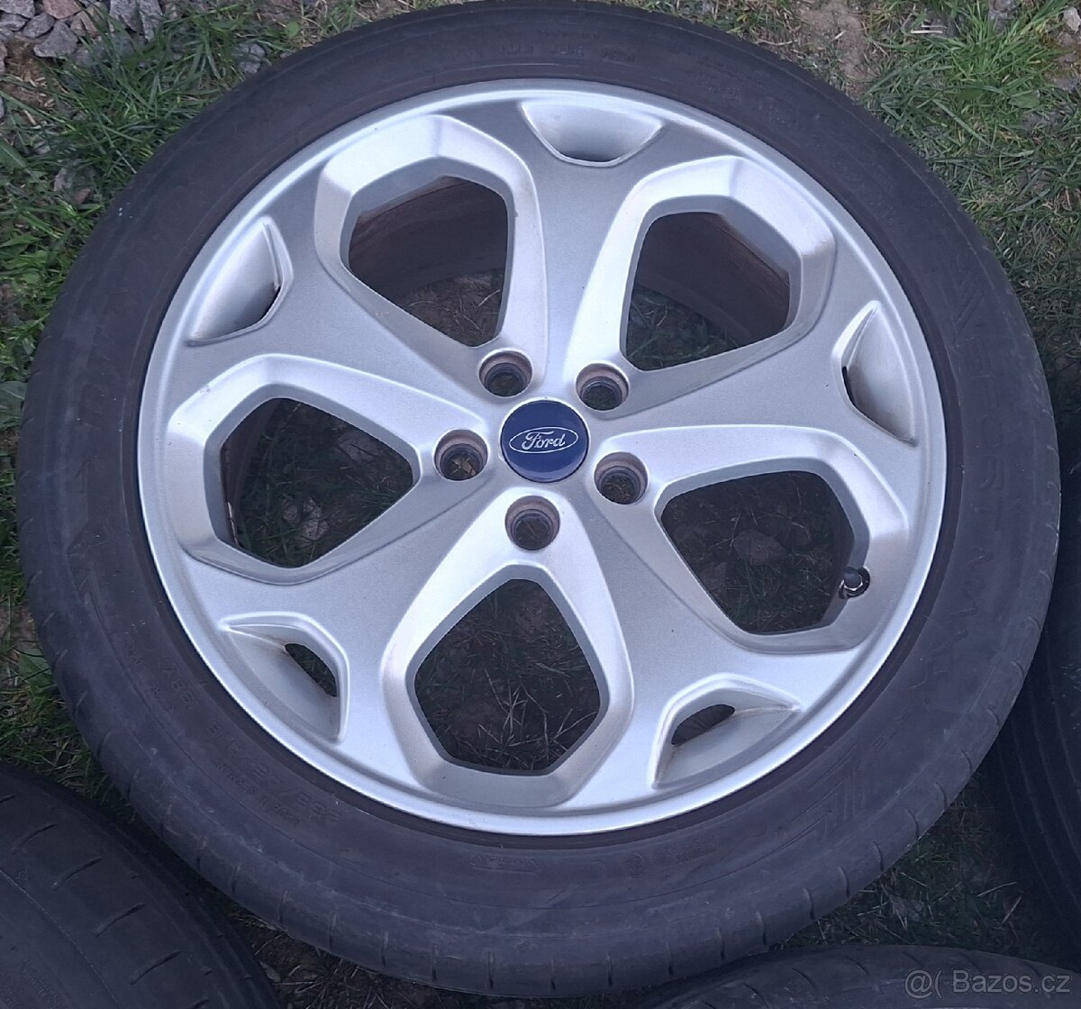 Al kola Ford 235/45R18 - 4