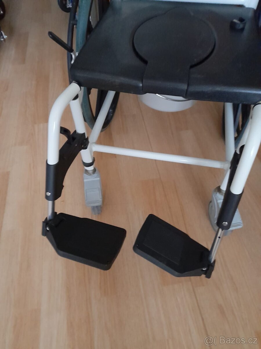 Mechanický invalidní vozík s WC - 4