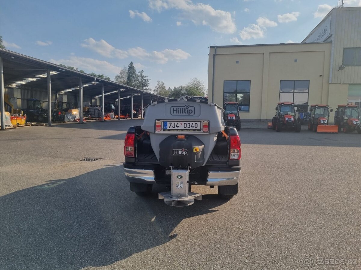 Toyota Hilux + radlice + sypač