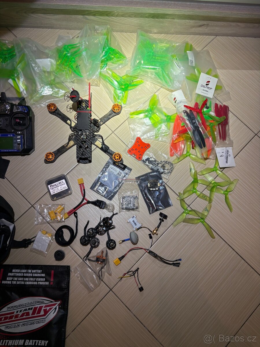 FPV dron + FPV bryle + baterie + nahradní díly - 4