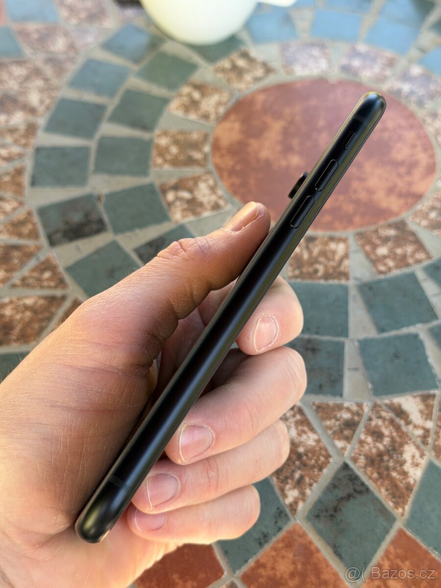 iPhone XR, 64GB, Black - 4