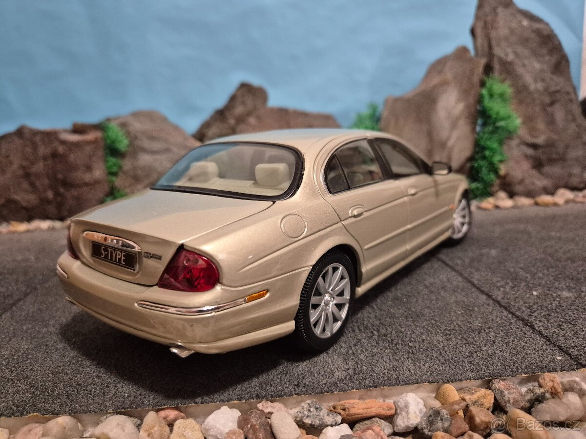 Prodám model 1:18 Jaguar S type - 4