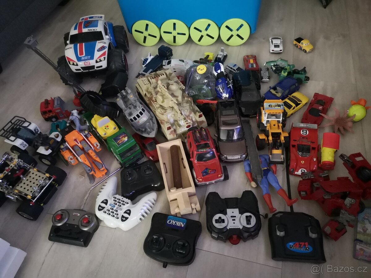 Box plný hraček pro kluka autíčka a jiné - 4