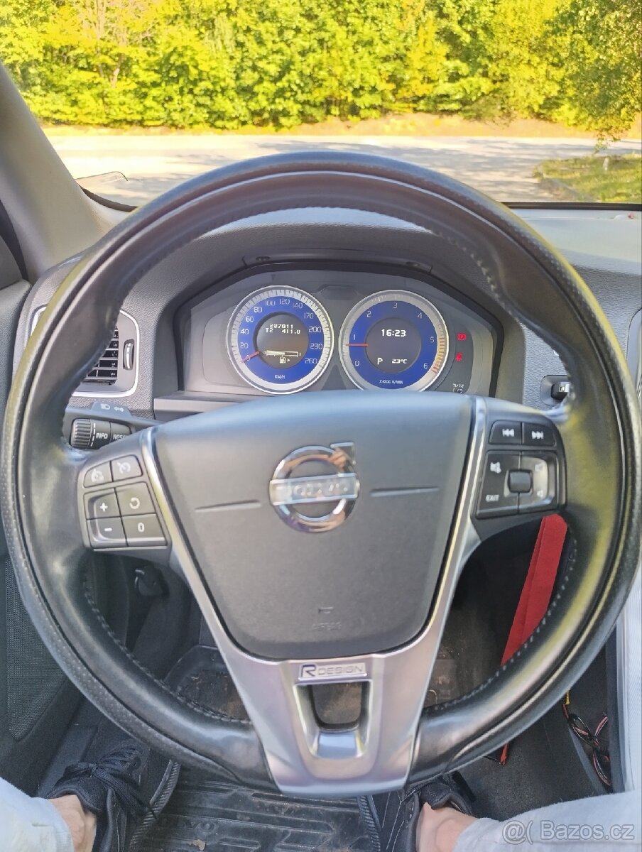 Volvo V60 R-Design, automat, pětiválec 2.0 D 120kw - 4