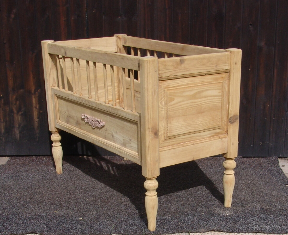 Starožitná dětská postýlka s řezbou - 4