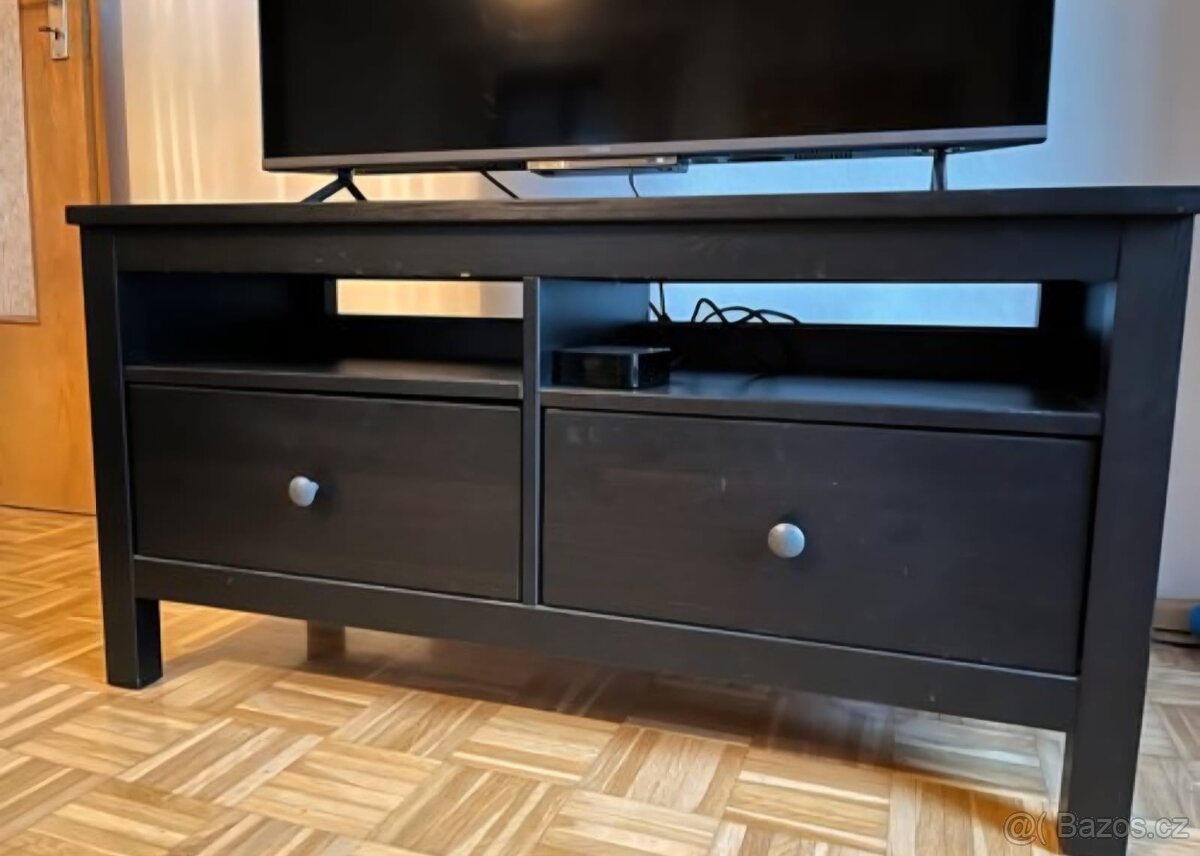 TV STOLEK S NÁSTĚNNOU POLICÍ IKEA HEMNES - 4