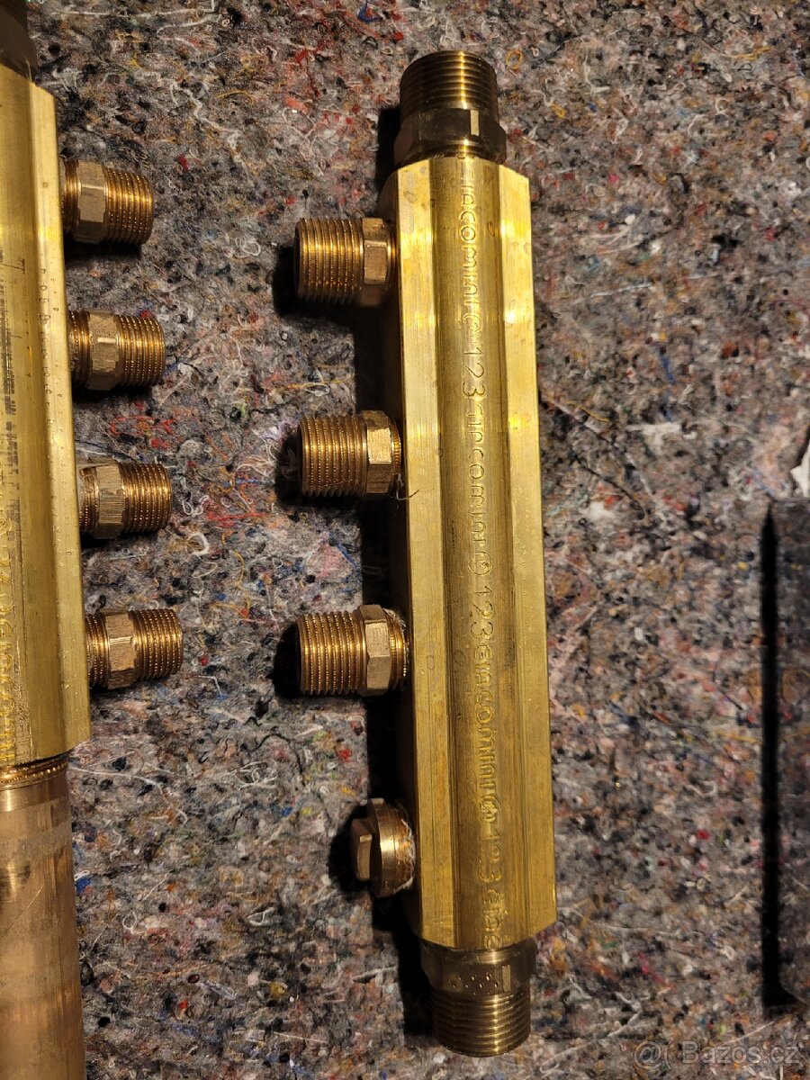 Rozdělovač s vývody pro adaptéry Giacomini. - 4