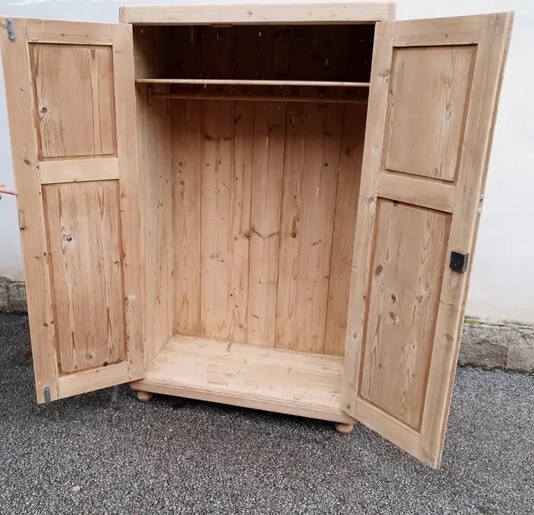 STAROŽITNÁ SKŘÍNKA PO CELKOVÉ RENOVACI - 4