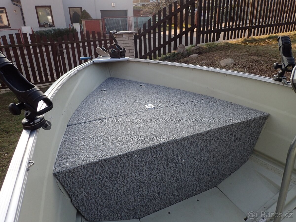 Hliníkový člun s motorem - 4