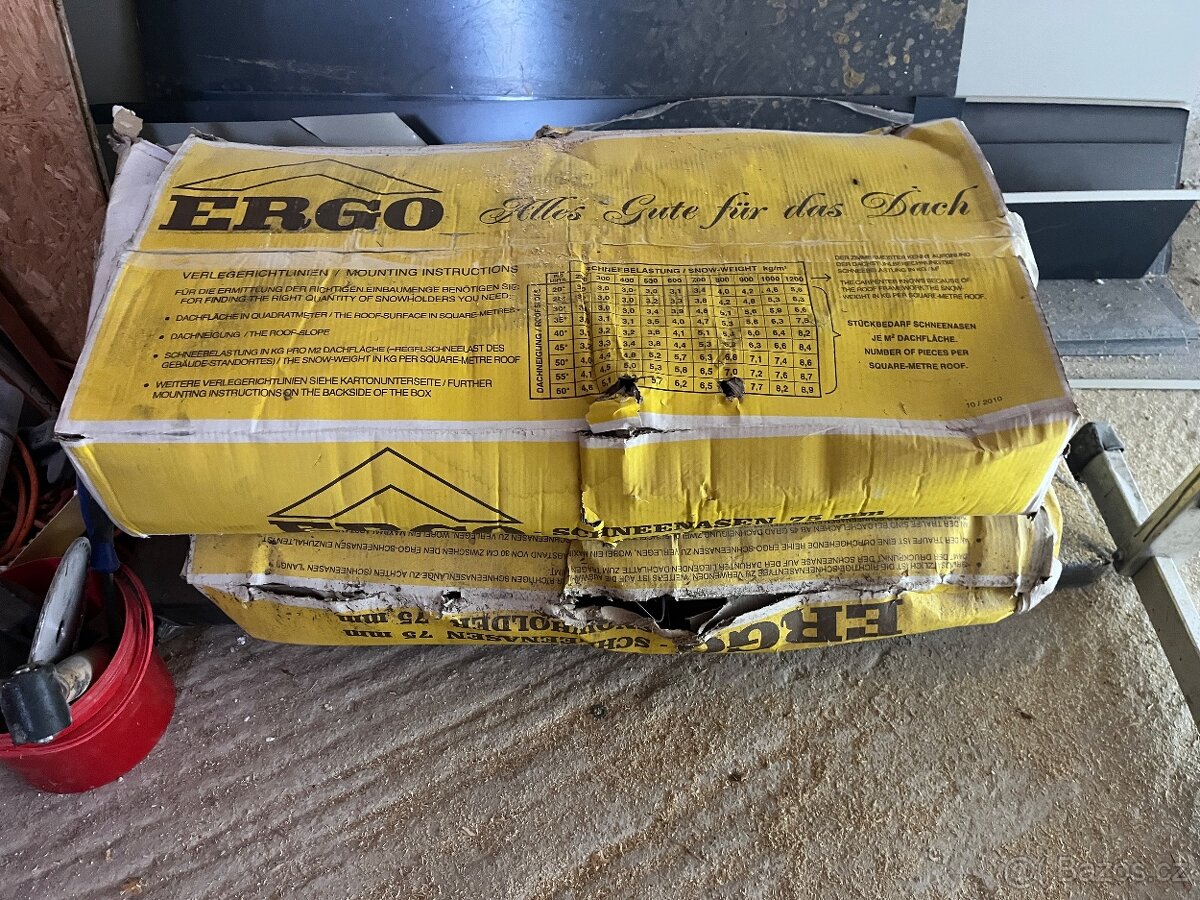 Zbytky sněháku a hřebebe ze stavby - 4