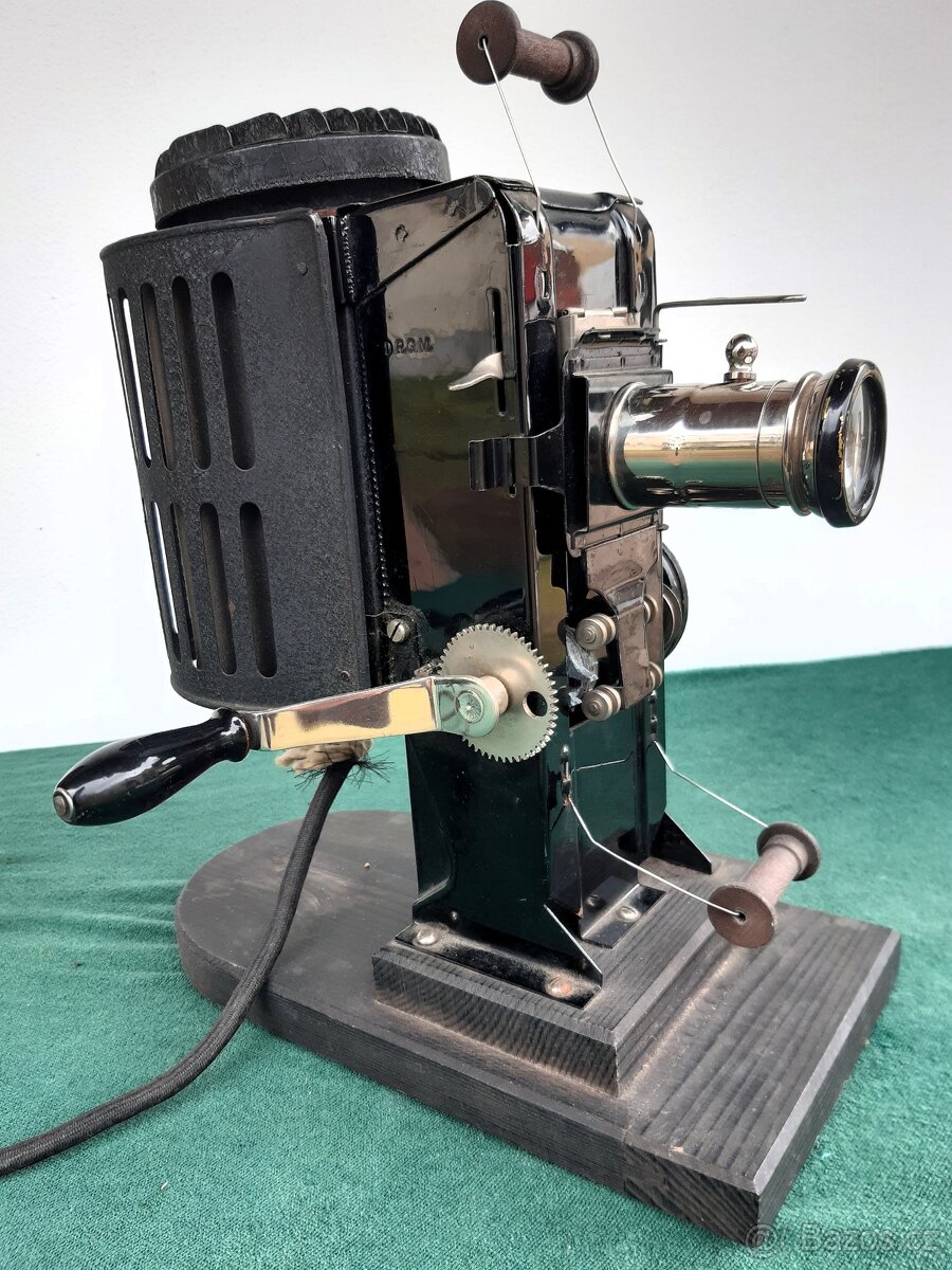 Promítačka na ruční pohon - 4