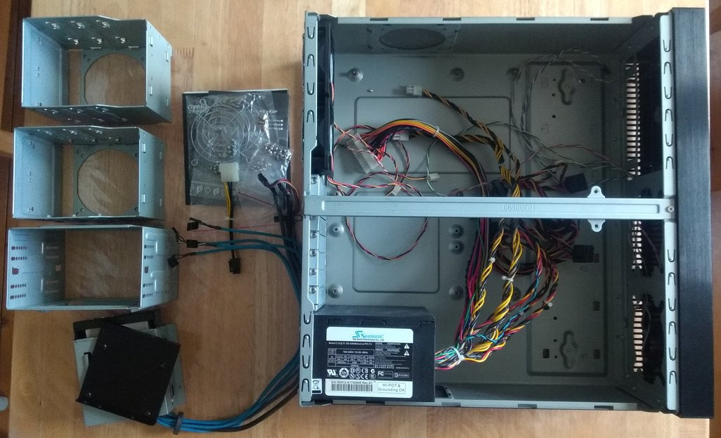 Prodám PC skříň SilverStone - 4