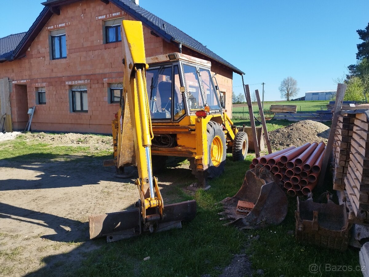 Traktor bagr JCB - 4