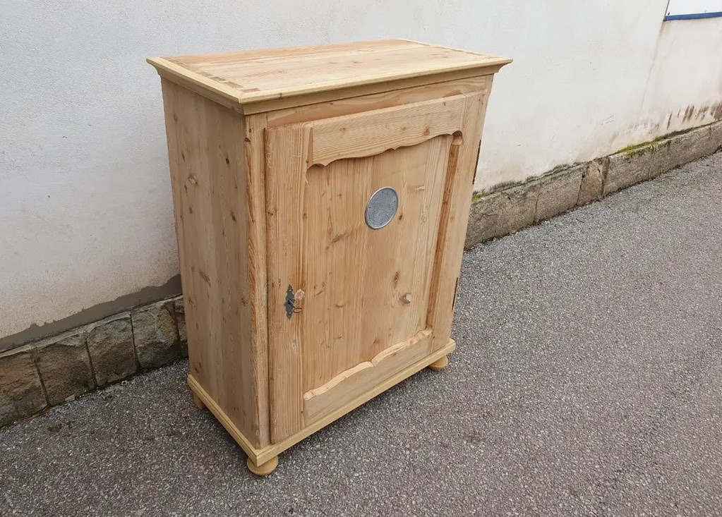 STAROŽITNÁ POTRAVINOVÁ SKŘÍNKA PO RENOVACI - 4